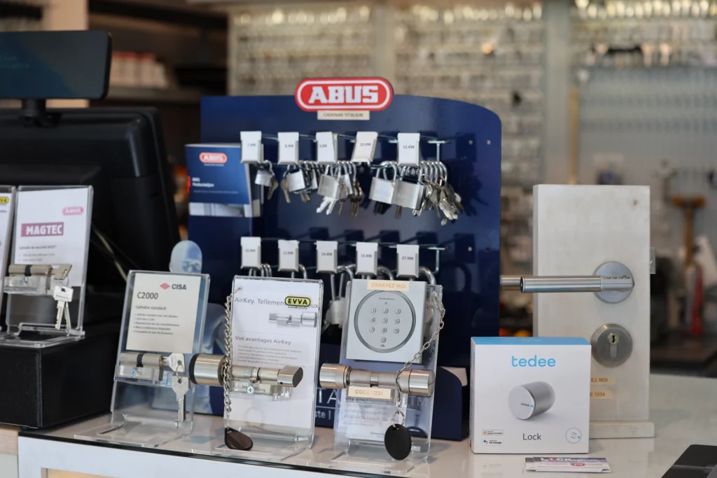 Display met ABUS-sloten en beslag in de winkel