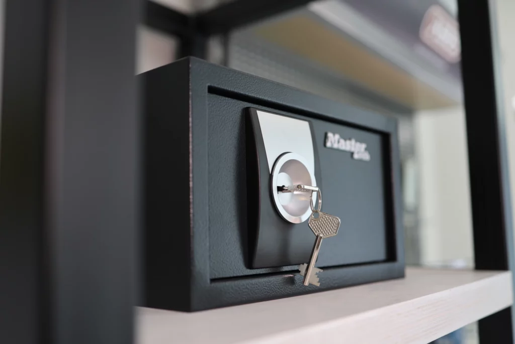 Kluis met sleutelslot in de winkel van LOCK security