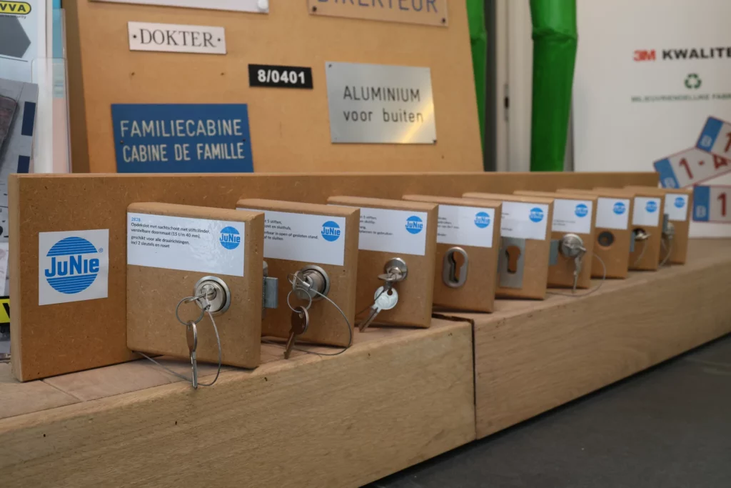 Veiligheidscilinders op presentatieborden in de winkel